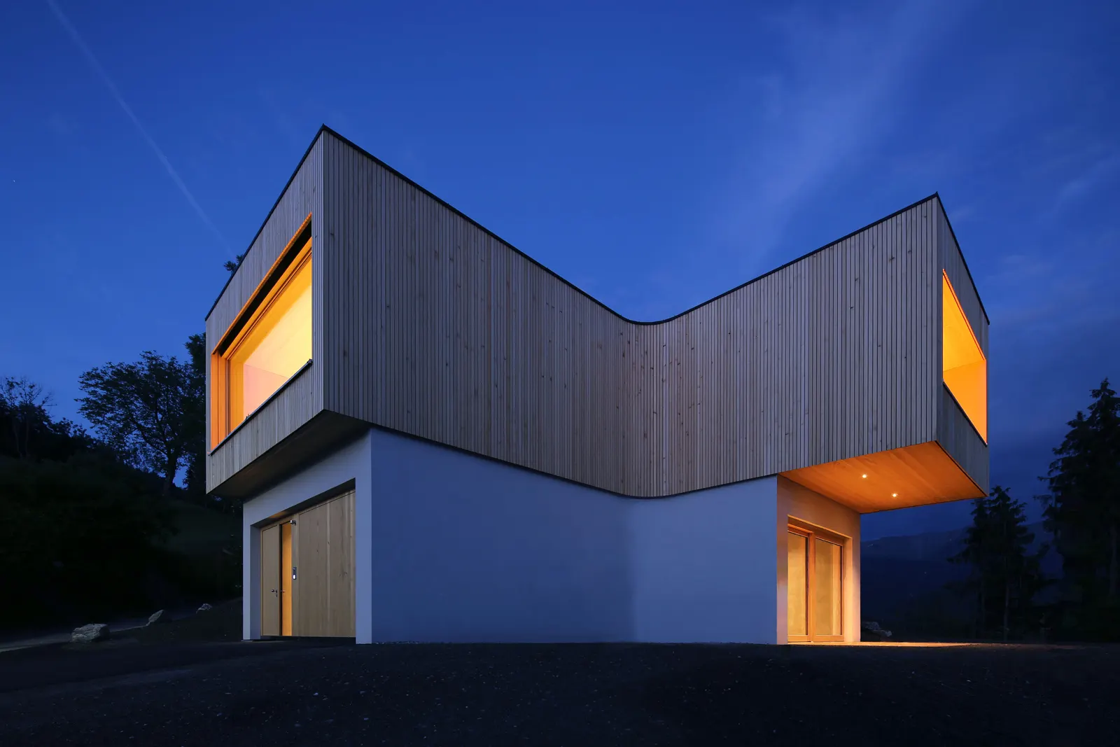 Y-Haus in Dornbirn mit Holzschalung zur blauen Stunde