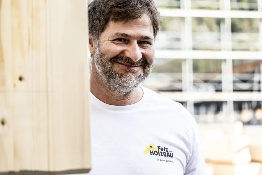 Bruno Greber an einem Holzbalken