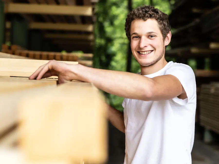 Jakob Metzler am Holzlager
