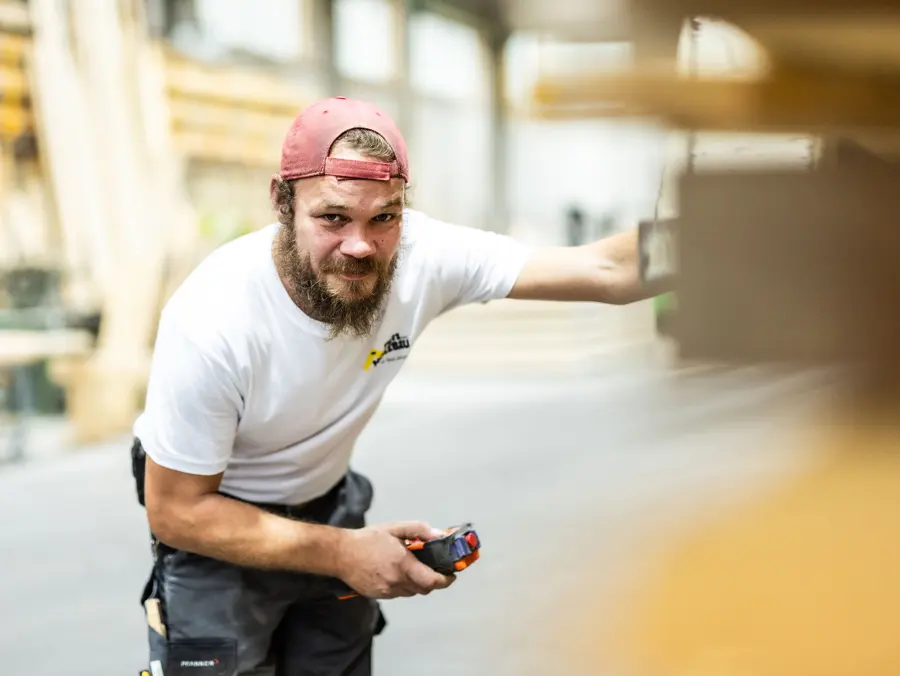 Patrick Hammerer mit Kran-Fernbedienung in der Halle