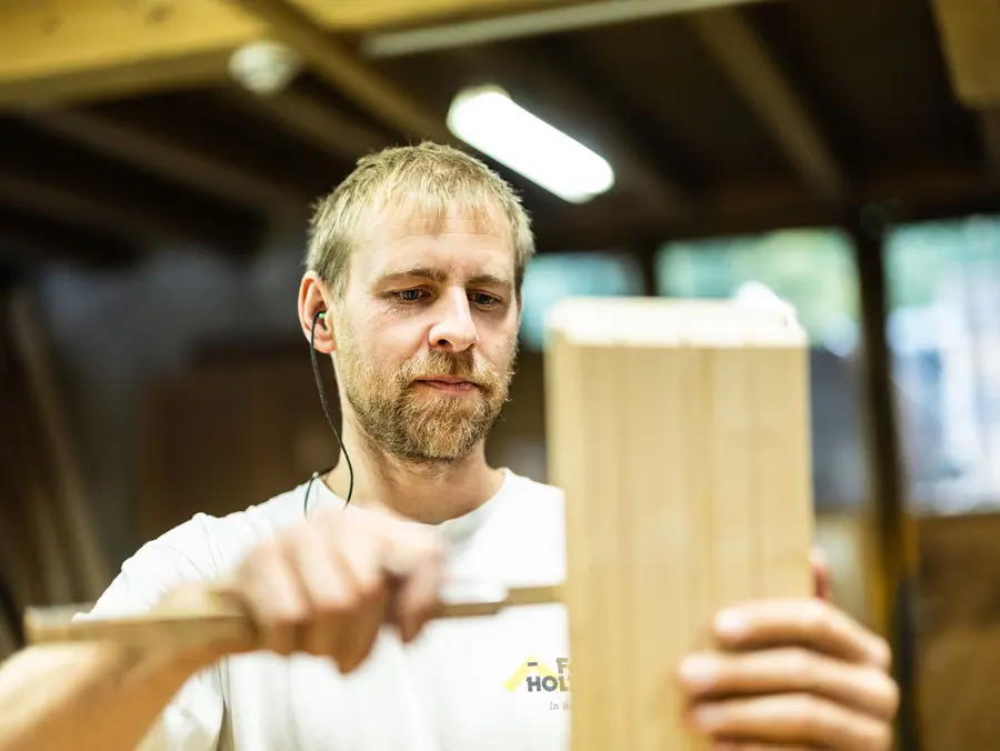 Peter Steurer prüft ein Holzstück