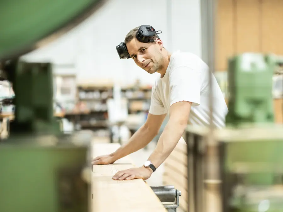 Thomas Zengerle an der Werkbank